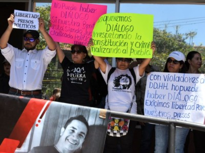 Relatives of political prisoners arrested during protests against the disputed re-election of Honduran President Juan Orlando Hernandez demand their release, in the surroundings of the Public Ministry in Tegucigalpa, on March 19, 2018.