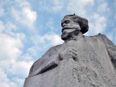 Monumento a Karl Marx en el centro de la ciudad de Moscú.