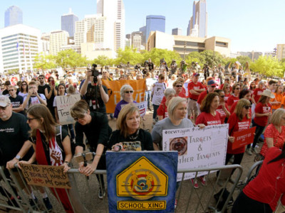 Students and adults rally at the Rally4Reform protest to push for gun reform at City Hall in Dallas on Saturday, May 5, 2018.