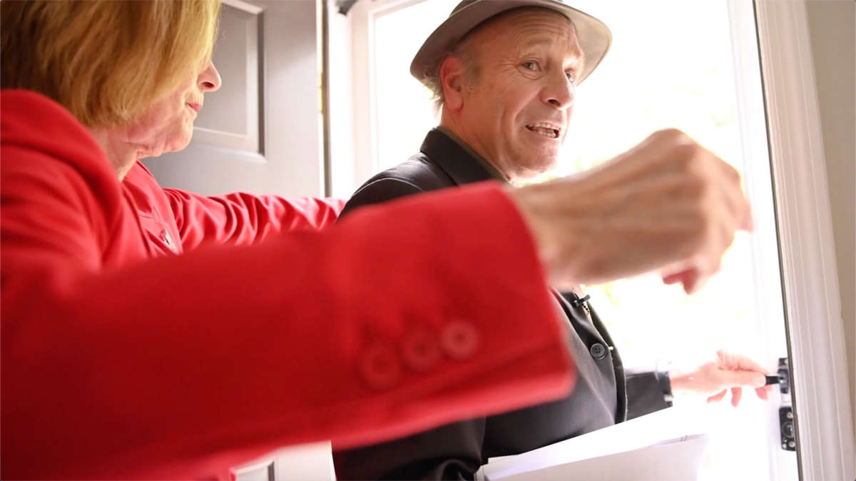 GOP official Pamela Reardon ejects Greg Palast from an interview at her home.