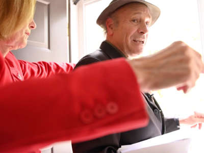 GOP official Pamela Reardon ejects Greg Palast from an interview at her home.