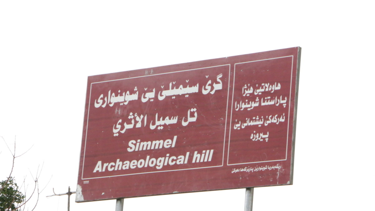 Sign to Simele grave