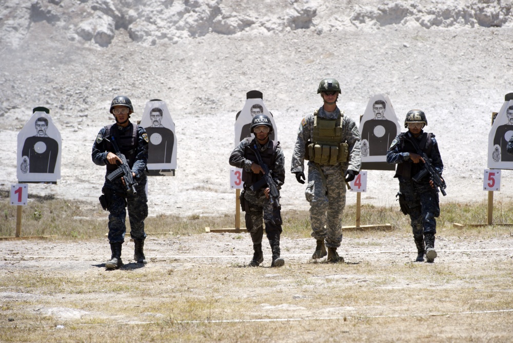 A Green Beret from the 7th Special Forces Group (Airborne) and TIGRES forces engage in advanced marksmanship training during a 2014 tour by Honduran President Juan Orlando Hernández of TIGRES training facilities. 