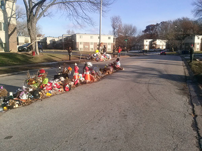 The memorial at the scene of Mike Brown's murder. (Photo: Larry Everest / revcom.us)