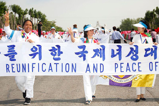 Leymah Gbowee, Christine Ahn, and Suzy Kim walk for peace in Pyongyang towards Kaesong and DMZ. (Photo: Niana Liu)