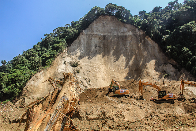 Image of rock collapsed by heavy rains on the night of October 1, 2015. (Photo: Juan Haro)