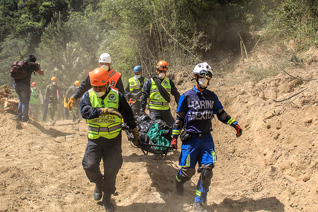 Members of the Mexican Navy transport to the morgue the remains of bodies found. (Photo: Juan Haro)