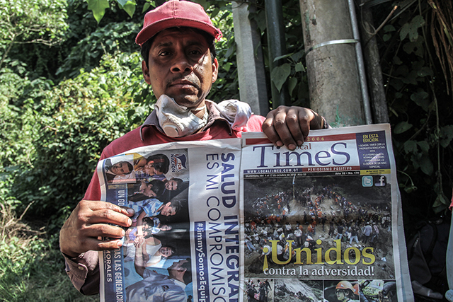 Workers of the municipality of Santa Catarina Pinula highlight the union of Guatemalans during the tragedy of El Cambray 2. (Photo: Juan Haro)