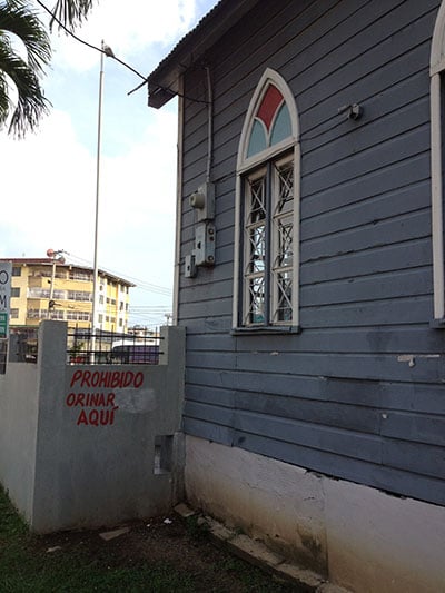 A painted sign outside of The West Indian Museum of Panama reads, “It´s Prohibited To Urinate Here,” referencing problems the museum has had. The state of the walls indicates that a new coat of paint has long been needed. SAMAAP, the Society of Friends of the Museum, feels the Panamanian government has allocated insufficient funds to maintain the museum. (Photo: Zach Borenstein)