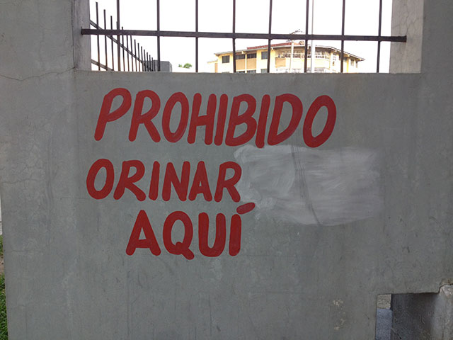 A painted sign outside of The West Indian Museum of Panama reads, “It´s Prohibited To Urinate Here,” referencing problems the museum has had. SAMAAP, the Society of Friends of the Museum, feels the Panamanian government has allocated insufficient funds to maintain the museum. (Photo: Zach Borenstein)