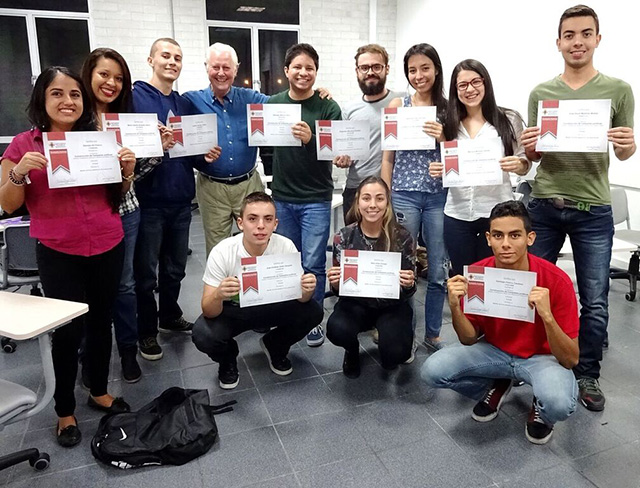 Colombian university students with certificates of completion for a seminar on US politics and campaigns. Speakout writers: Mariana Martínez Gómez, second from right back row. Valentina Chanci Arrubla, third from right back row. Front row kneeling, first from left, Juan Esteban Uribe Vasquez. Third from left, Santiago Franco Cardona. (Photo: Courtesy of Milena Perez)