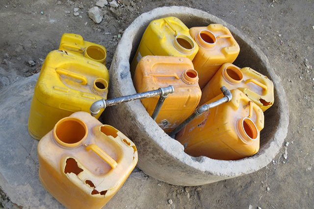 Containers at a well. (Photo: Dr. Hakim)