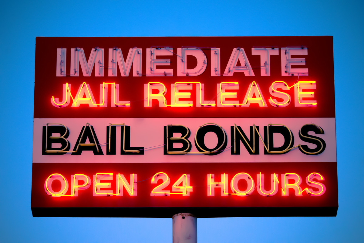 Neon bail bonds sign