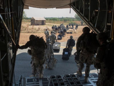 US Soldiers, along with East Africa Response Force soldiers, depart an aircraft in Juba, Sudan, December 18, 2013.