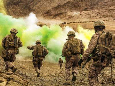 US Marines run to firing positions during live-fire training in Jordan, April 21, 2018.