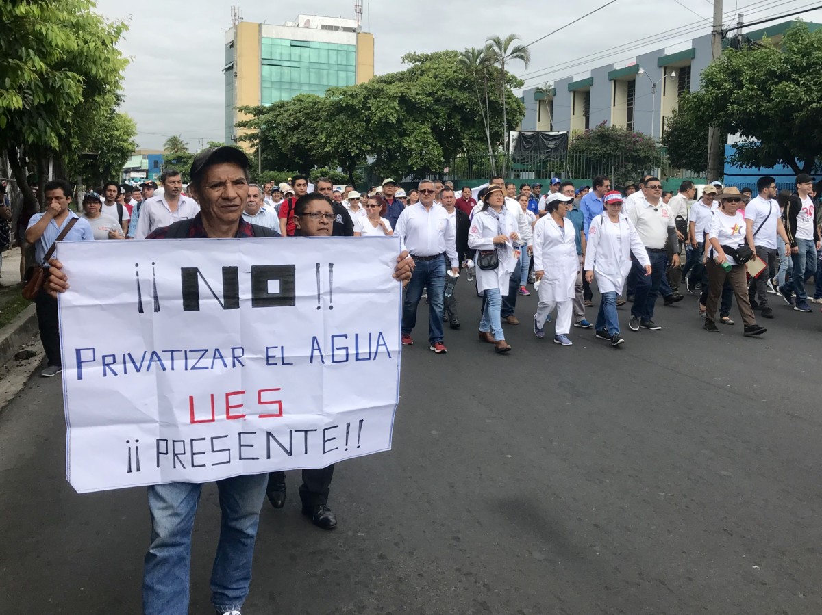 Activists from the University of El Salvador (UES) march for water rights in San Salvador. The sign reads: “Don’t privatize water! UES, present!” (Credit: Heather Gies)