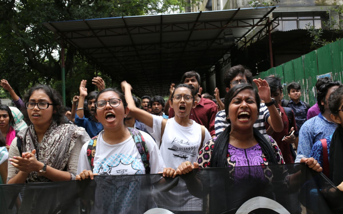 Bangladeshi students hold a procession protest against the ongoing attacks on students and demanding safe roads at Dhaka University Campus in Dhaka, Bangladesh on August 6, 2018.