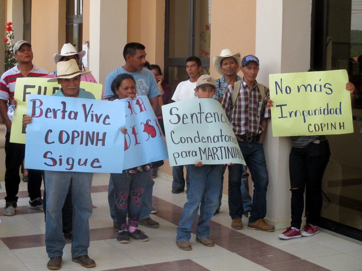 "Berta lives, COPINH continues," reads a sign held by a COPINH members outside the La Esperanza courthouse during an April court case related to the authorization of the Agua Zarca dam.