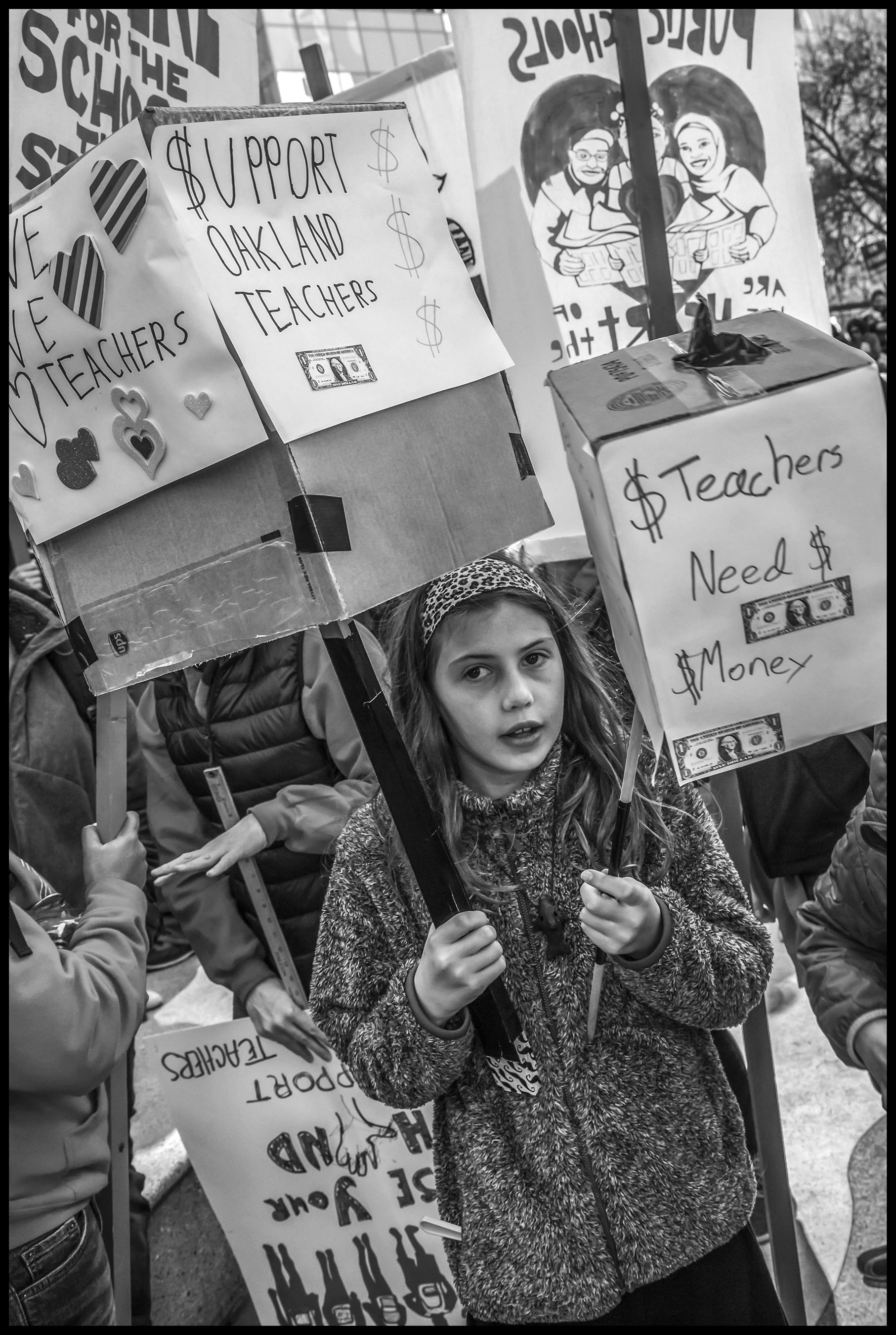 A student shows her support for raising teachers' salaries.