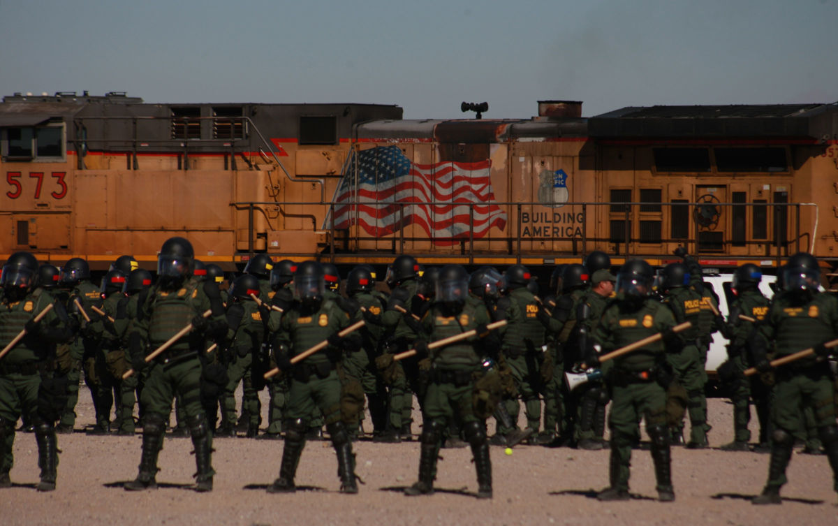 Border Patrol agents carry out migrant containment exercises on the border between Ciudad Juarez and El Paso, Texas, January 31, 2019.