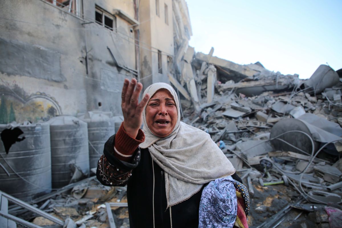 Maryam El Shawa weeps after Israeli warplanes carried out airstrike on an apartment building in Rimal neighborhood of Gaza City, Gaza, on March 26, 2019.