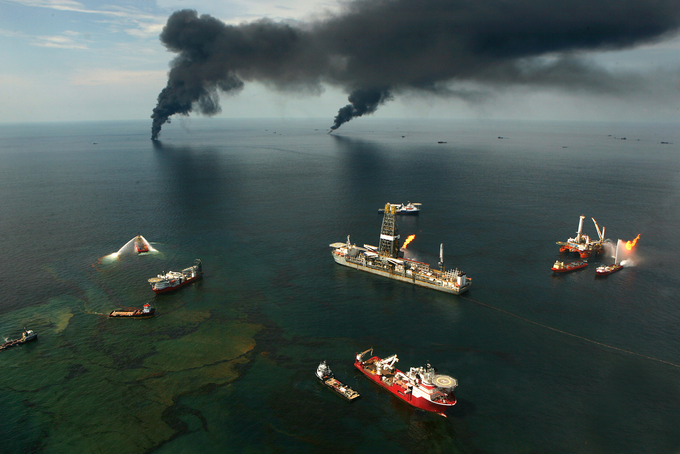 Какая самая крупная катастрофа. Нефтяная платформа Deepwater Horizon. Бритиш Петролеум мексиканский залив. Глубоководный Горизонт катастрофа 2010. Deepwater Horizon в мексиканском заливе.