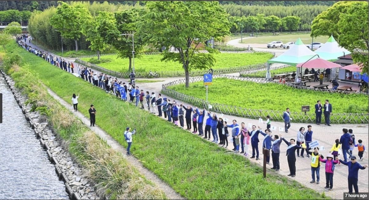 Koreans take part in a human peace chain in South Korea on April 27, 2019. 