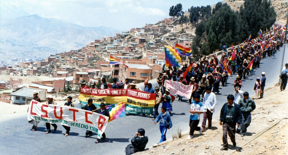 The Indigenous March for Land and Territory enters La Paz from El Alto, Bolivia, on September 26, 1996, crossing the same terrain Túpac Katari’s army used to seize La Paz in 1781. The march began among Indigenous communities in the eastern lowlands of the country and grew in size as it reached La Paz.