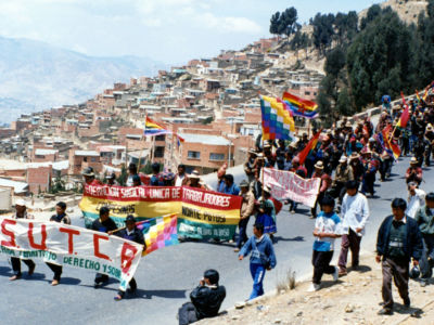 The Indigenous March for Land and Territory enters La Paz from El Alto, Bolivia, on September 26, 1996, crossing the same terrain Túpac Katari’s army used to seize La Paz in 1781. The march began among Indigenous communities in the eastern lowlands of the country and grew in size as it reached La Paz.