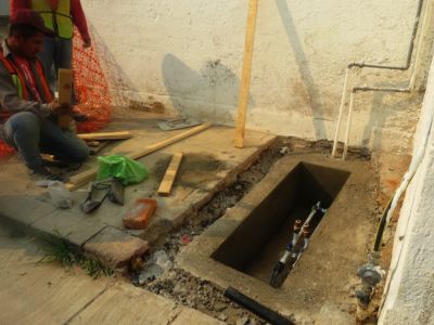 Agua de Puebla installing new pipes in such a way that the water can easily be disconnected, in Margarita, Puebla.