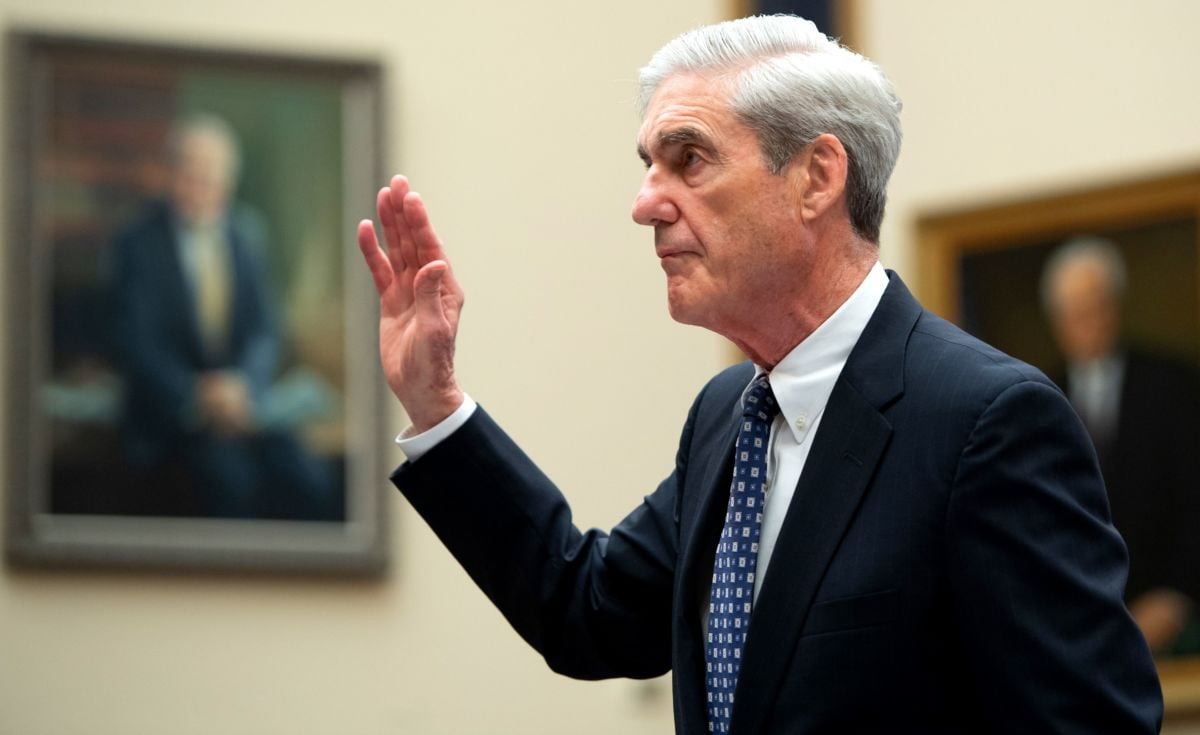 Robert Mueller raises his right hand