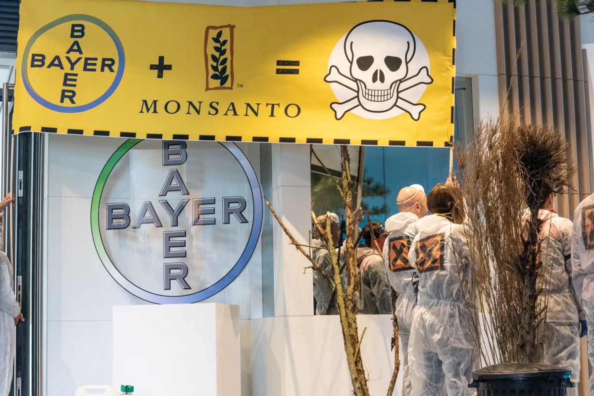 About twenty activists from the environmental associations RadiAction, Extinction Rebellion, Attac and the Confédération Paysanne briefly occupied the headquarters of the multinational Bayer Monsanto in Paris, producer of the pesticide Roundup, on Wednesday, May 22, 2019.