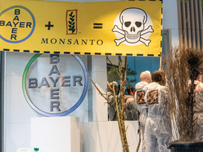 About twenty activists from the environmental associations RadiAction, Extinction Rebellion, Attac and the Confédération Paysanne briefly occupied the headquarters of the multinational Bayer Monsanto in Paris, producer of the pesticide Roundup, on Wednesday, May 22, 2019.