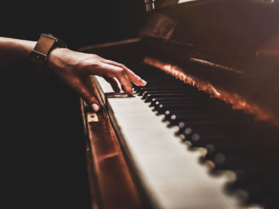 Hand plays piano