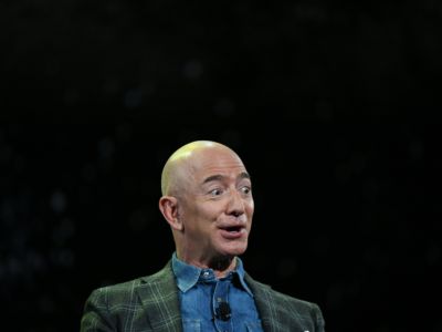 Jeff Bezos makes a face while speaking emphatically about colonizng Mars