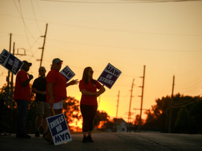 Workers from United Auto Workers Local 440 picket outside the General Motors Bedford Powertrain factory in Bedford, Indiana, September 18, 2019.