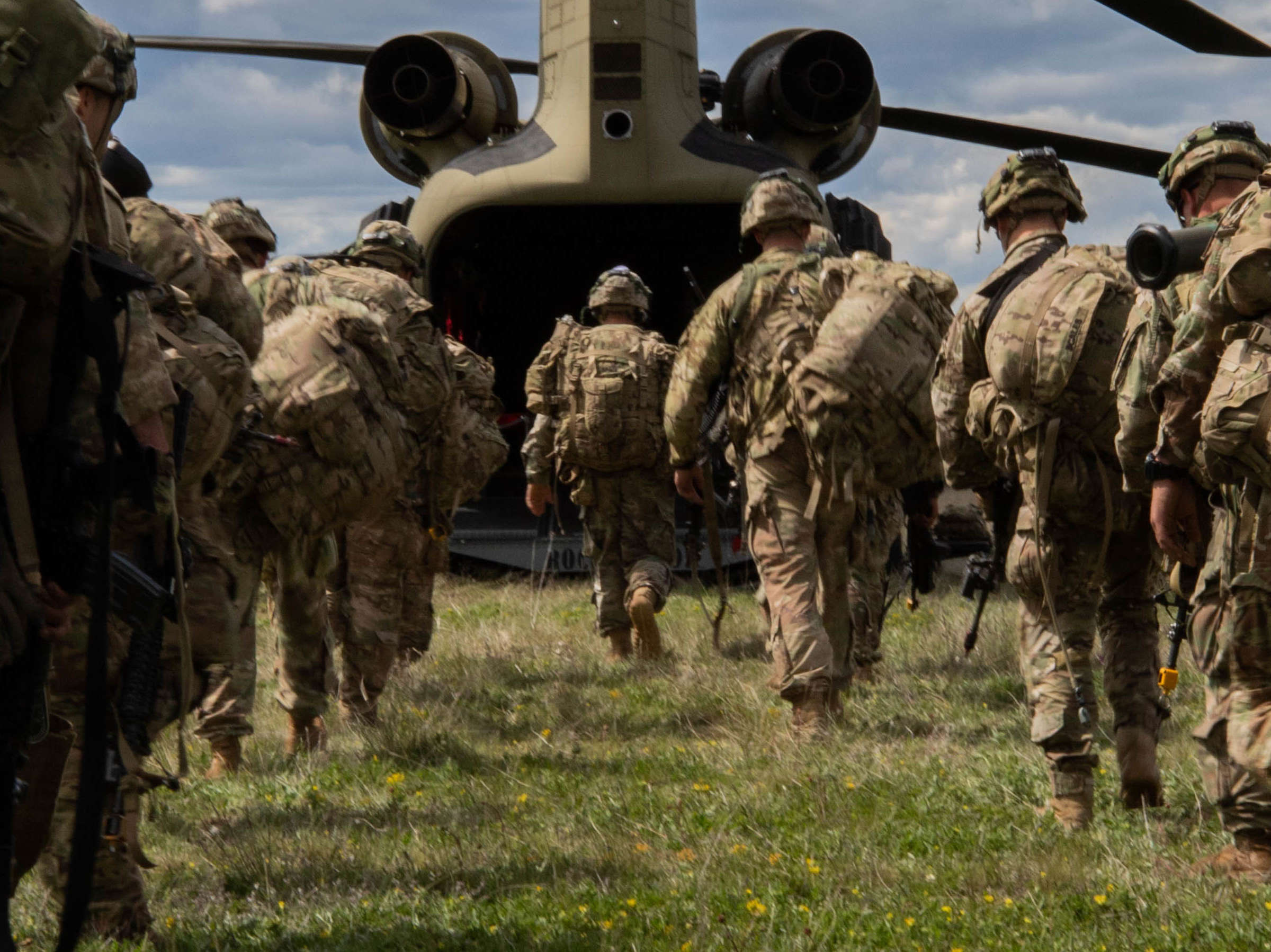 Видео группа солдат. Мировые войска. Переброска войск США. Американская армия мировая. Американские военные и русские военные.