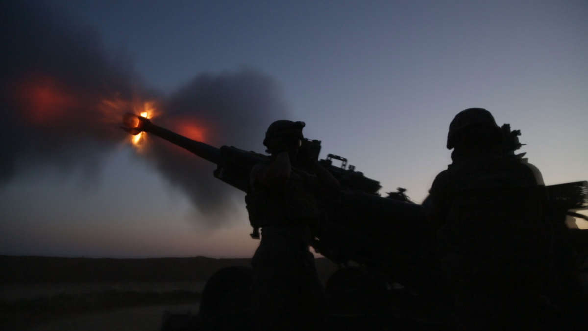 U.S. soldiers fire artillery near the Iraqi-Syrian border, June 7, 2018.