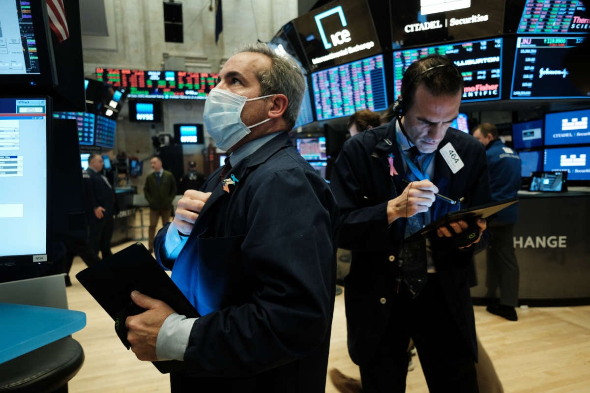 Traders wear masks in the new york stock exchange