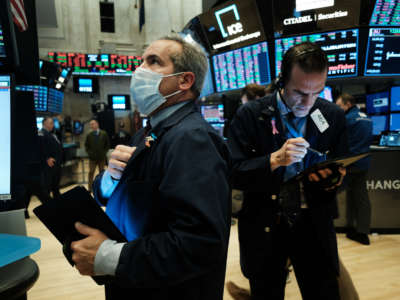 Traders wear masks in the new york stock exchange