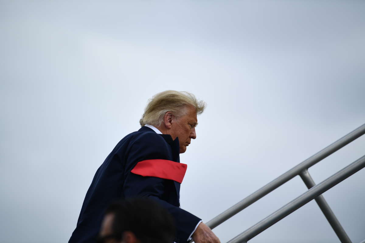 Donald Trump boards air force 1