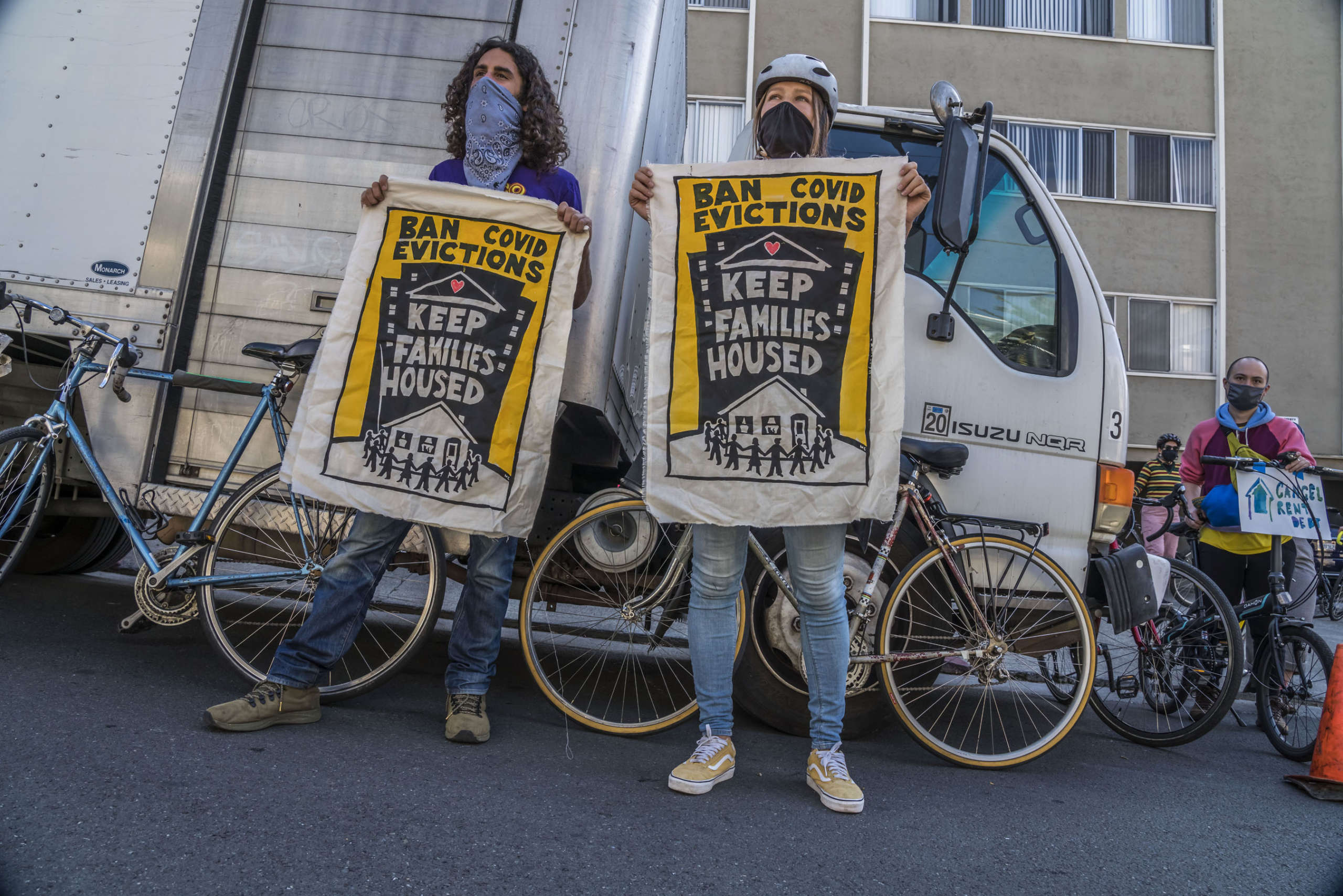 Two bicycle participants with the caravan banners.