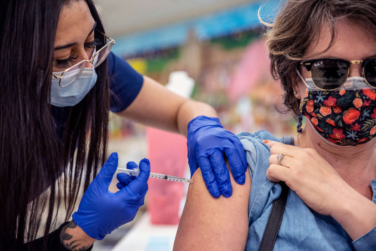 A woman recieves a covid vaccine