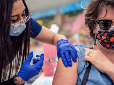 A woman recieves a covid vaccine