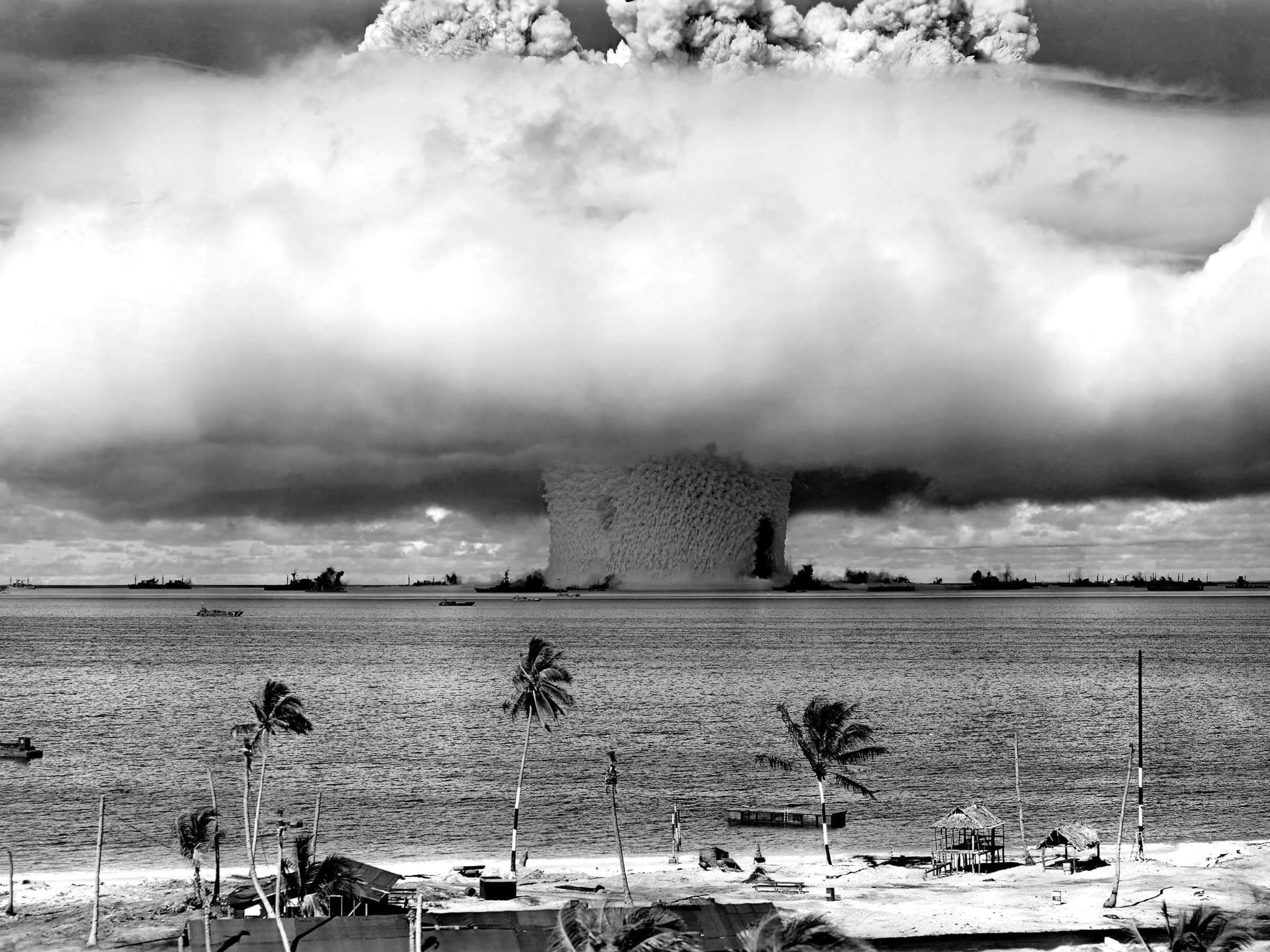Сайт ядерного взрыва. Атолл бикини 1945. Ядерный взрыв Атолл бикини. Атолл бикини ядерные испытания.