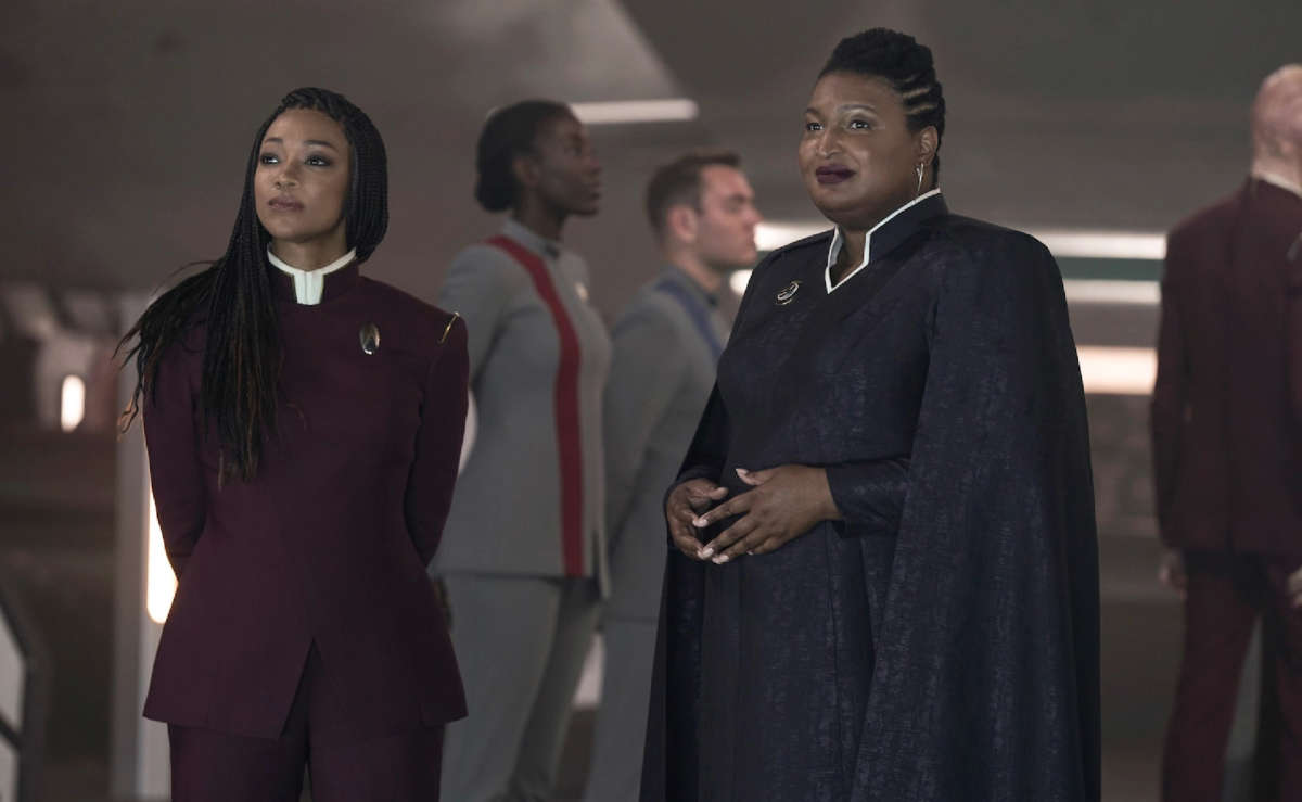 Sonequa Martin-Green and Stacey Abrams in the season 4 finale of Star Trek: Discovery.