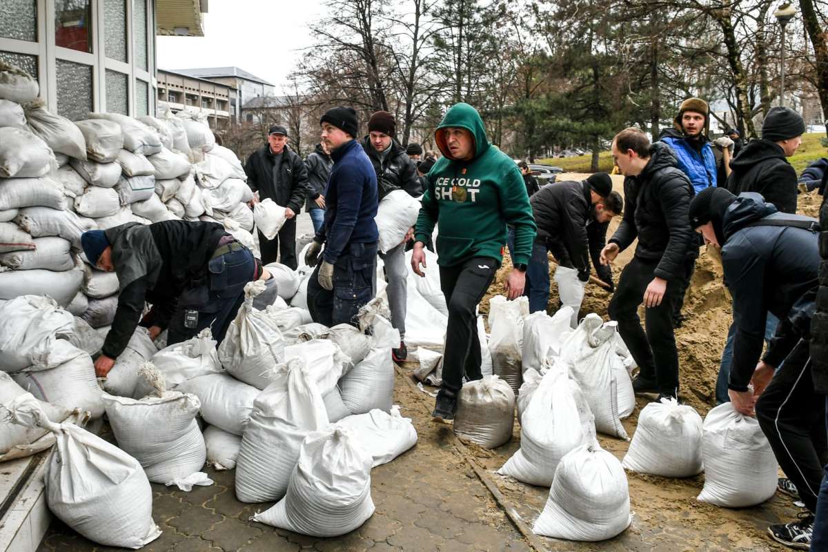 Ukrainians barricading hospital with sandbags