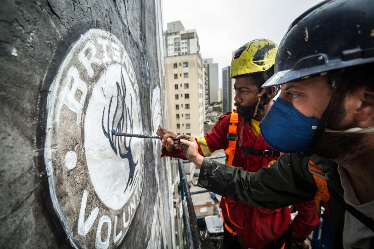 Mendes and Mundano giving the last touches in the Mural paying homage to the volunteer brigades, 2021.