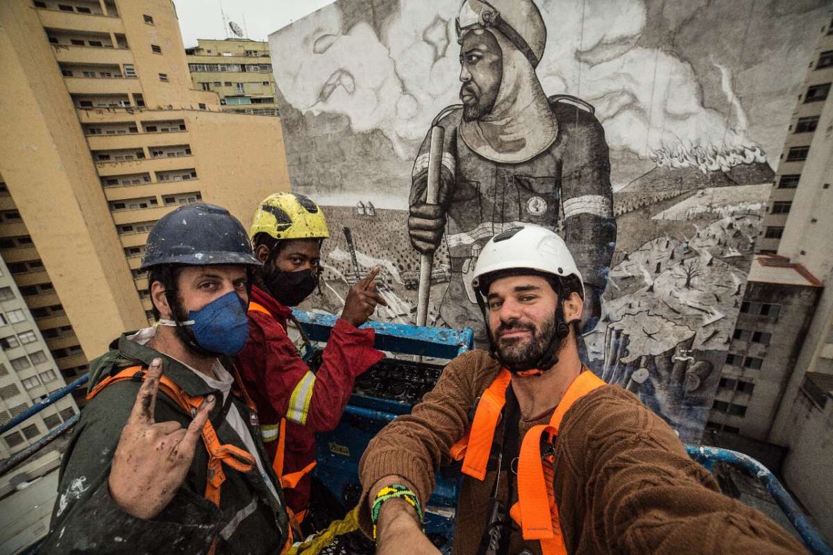 Mundano, Mendes and D’Elia in front of the Mural in São Paulo