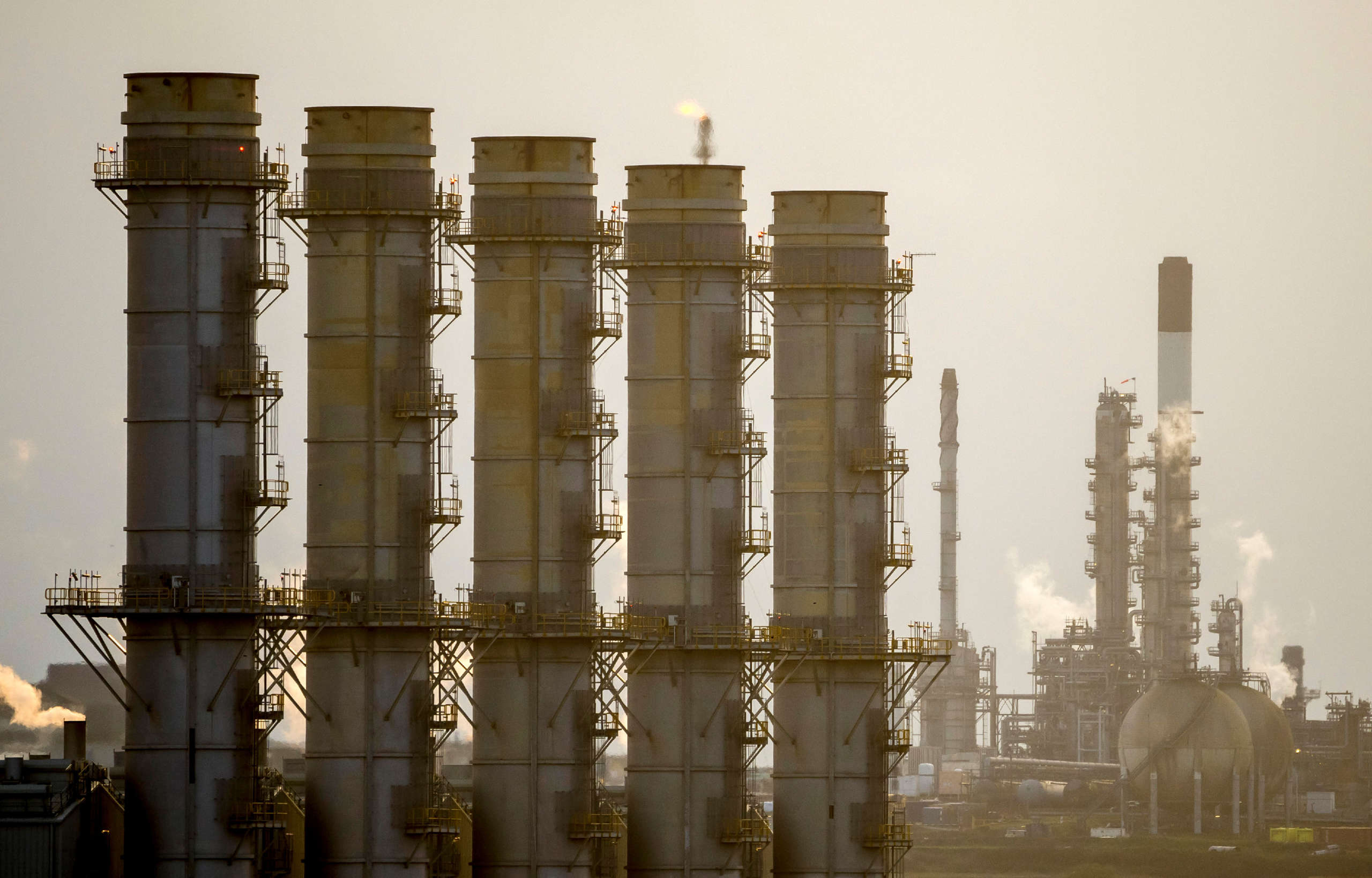 2022 0802 Oil Refinery Scaled 